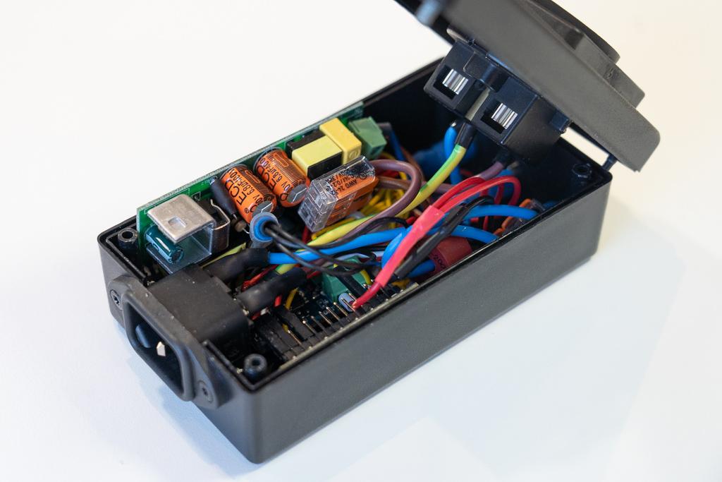 Laitekotelo avattuna