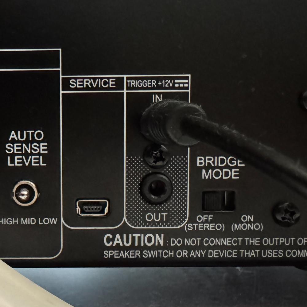 Vahvistimen takapaneeli